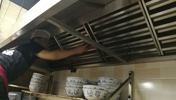 油烟净化器需定时“洗澡”排放达标